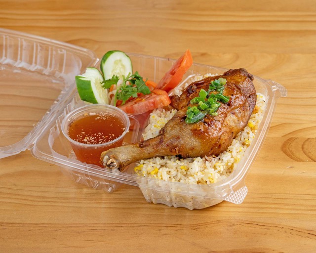Crispy fried chicken with steamed rice